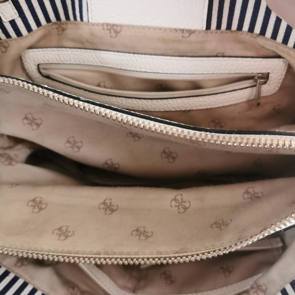 Guess purse - Picture 4 of 6